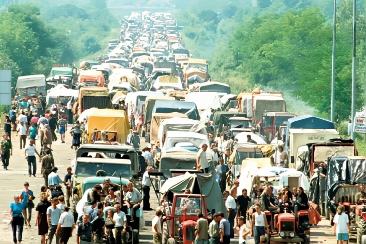 A Horvátországból elűzött/elmenekült elűzött szerbek Szerbia felé tartanak. A háború azonban nem 1995. augusztus 5-én kezdődött, hanem 1991-ben. Amikor a Jugoszláv Néphadsereg segítségével a szerbek hasonló mennyiségű horvátot űztek el, majd 1991 és 1995 között szinte minden nap bombázták Horvátországot, hol itt, hol ott