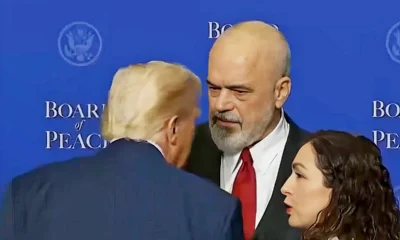 Az albán miniszterelnök felvetése minden bizonnyal megérintette az amerikai elnököt, a képen a Béketanács alakuló ülésén résztvevő Edi Rama albán miniszterelnök, Vjosa Osmani koszovói elnök, és Donald Trump háta (Forrás: Screenshot)