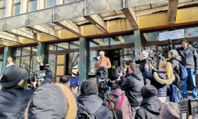 Az Újvidéki Bíróság sokat látott épülete előtt tüntettek tegnap a bírák, ügyészek és ügyvédek, hogy tiltakozzanak az úgynevezett „Mrdić-törvények” elfogadása ellen, ebből azonban aligha lesz általános sztrájk (Forrás: X platform, Demokrata Párt