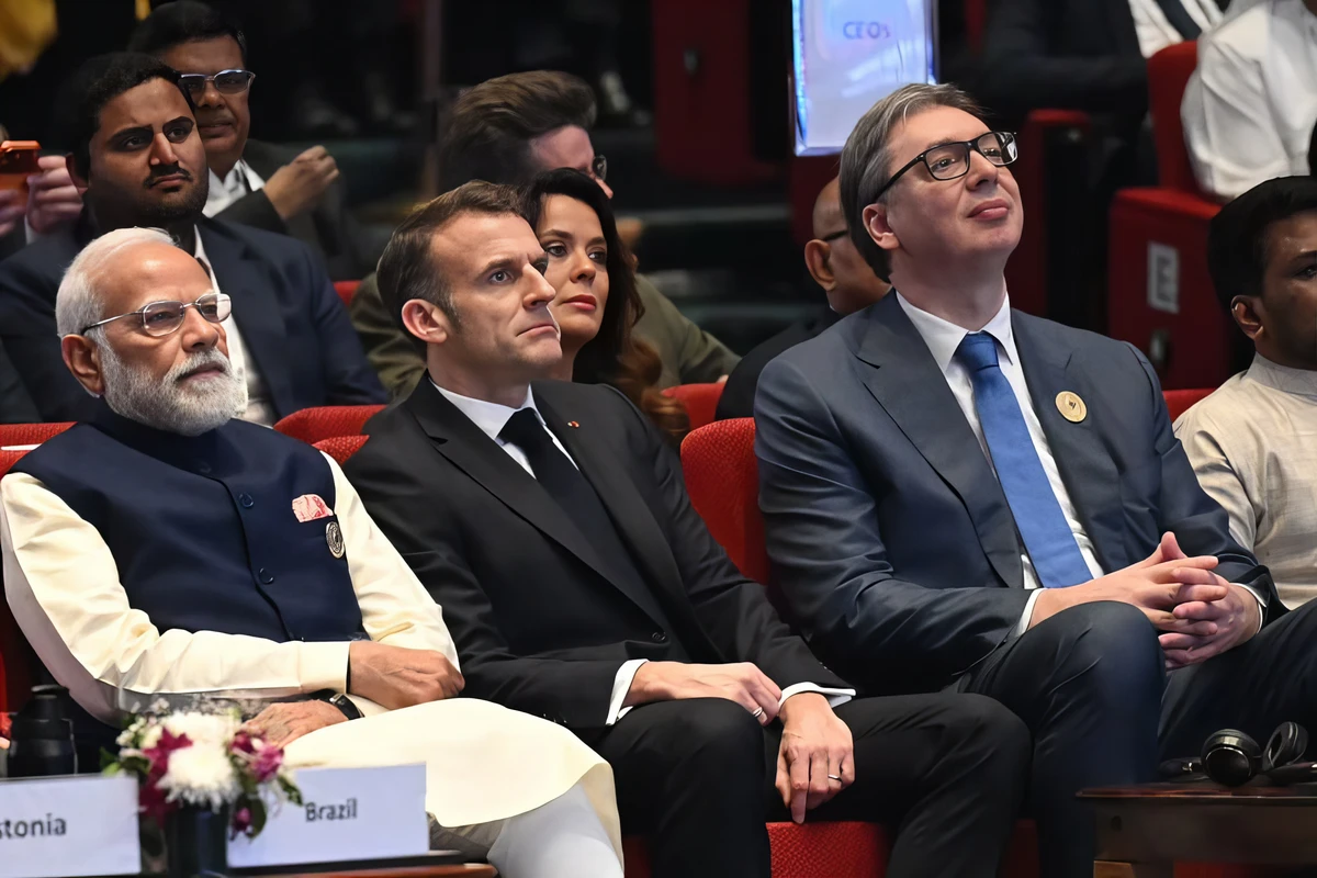 A résztvevők nagy odaadással nézték a mesterséges intelligencia hatásáról szóló filmet: A képen   Emmanuel Macron  és Aleksandar Vucic
