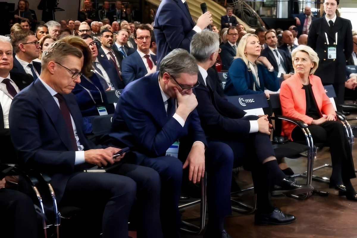 Nyitva az ajtó Brüsszelben, beragadt a zár Podgoricában 3 Jakov Milatović beszéde alatt a szerb elnök erősen maga elé meredt. Vucic Alexander Stubb finn elnök és Jens Stoltenberg volt NATO-főtitkára között ült, de azok a felvétel pillanatában mással foglalkoztak