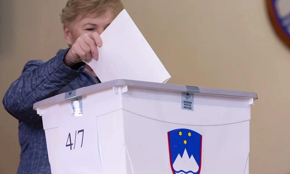 Az 1,7 millió választópolgár mintegy 70%-a vett részt a vasárnapi szlovéniai választásokon. De ki a győztes? (Forrás: X platform)