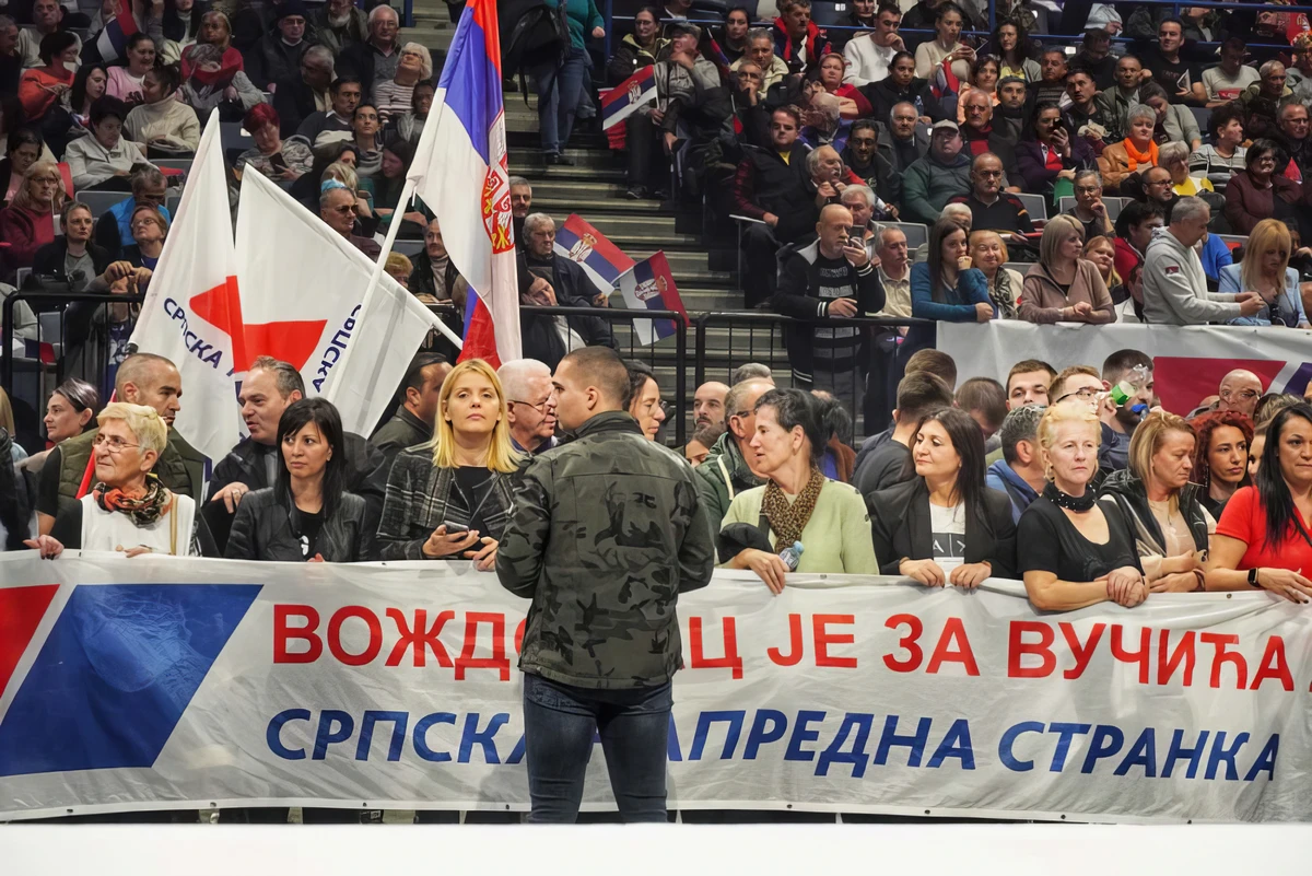 Rendszerváltó hangulat a helyhatósági választások előtt Kúlán 4 Szigorúan ellenőrzött közönség Vučić választási nagygyűlésén a belgrádi Arénában, ahova 32 ezer embert tereltek be a kormányközeli sajtó szerint, míg további 38 ezer kint rekedt. Ennyi embert buszoztattak össze!