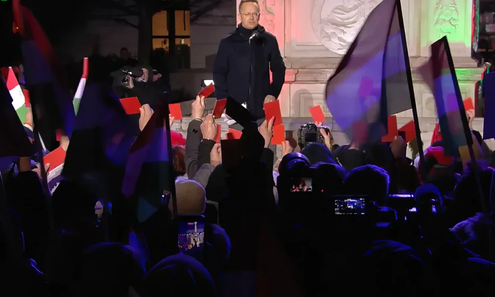 JÓL SZERVEZETT : Szijjártó Péter a győri kampánygyűlésen arra kérte a hallgatóságot, hogy mutassanak piros lapot az ukránoknak, az ukrán titkosszolbálatoknak: és lám, sok embernél volt piros lap, ezen még Brüsszel is meglepődne (Forrás: Facebook, Szijjártó Péter)