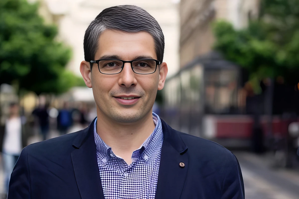 Beneš-dekrétumok: Visszafelé sült el a „csendtörvény” 4 Fiala-Butora: Egyedül a rendőröknek volt gondjuk a mellényekkel, ők avatkoztak be ezek miatt, de mivel tudják, hogy erre nem volt jogalapjuk, most úgy tesznek, mintha nem is történt volna beavatkozás. Mintha Orosz Örs önként szeretett volna elmenni a rendőrösre, és a rendőrök jólelkű önkéntes taxiszolgálatként csak odavitték volna