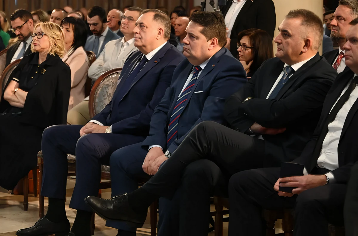 Dodik: Bosznia szakítsa meg diplomáciai kapcsolatait Iránnal 4 A galeri marad, az irány változik, Dodikék áhítattal figyelik Flynn tábornok előadását