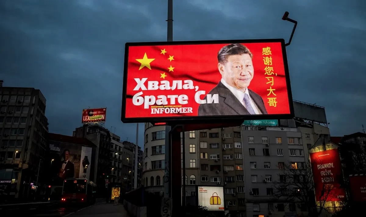 Köszönjük, Hszi testvér - írja szerbül, és némileg árnyaltabban kínaiul: Köszönjük, Hszi nagy testvér. A 大哥 azt jelenti, hogy „nagy testvér”, és baráti, elismerő hangvételű, Az már csak hab a tortán, hogy a köszönetet a rezsimhű Informer rebegte el
