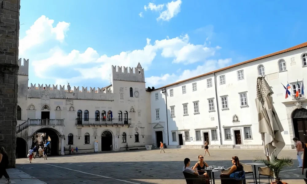 Koper (olaszul - Capo d`Istria) nagyjából öt évszázadon át, 1279-től 1797-ig a Velencei Köztársaság része volt. Ez a korszak döntően meghatározta a város arculatát, kultúráját és építészetét