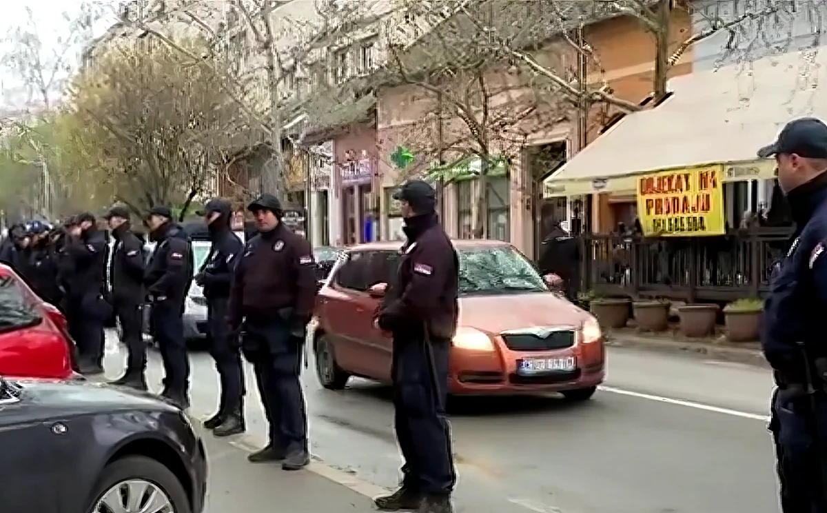 Szerbiában általában bérelt vendéglőkben folyik a választási mérnökösködés (izborni inžinjering), ahol "akadémiai szintre" emelte a Szerb Haladó Párt a választások elcsalását