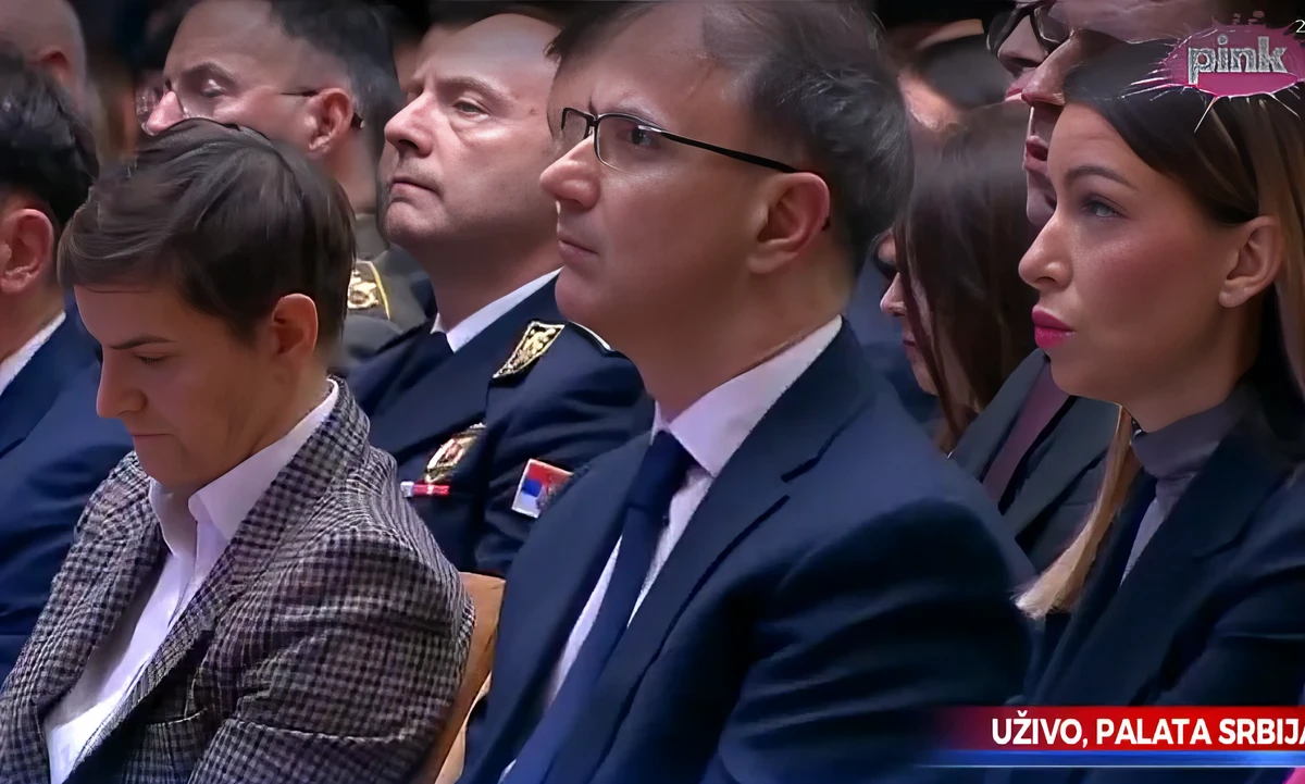 Vučić nagy tervekkel készül Szerbia következő évtizedére 6 Középen Đuro Macut miniszterelnök, balról Ana Brnabić házelnök, jobbról Adrijana Mesarović gazdasági miniszter