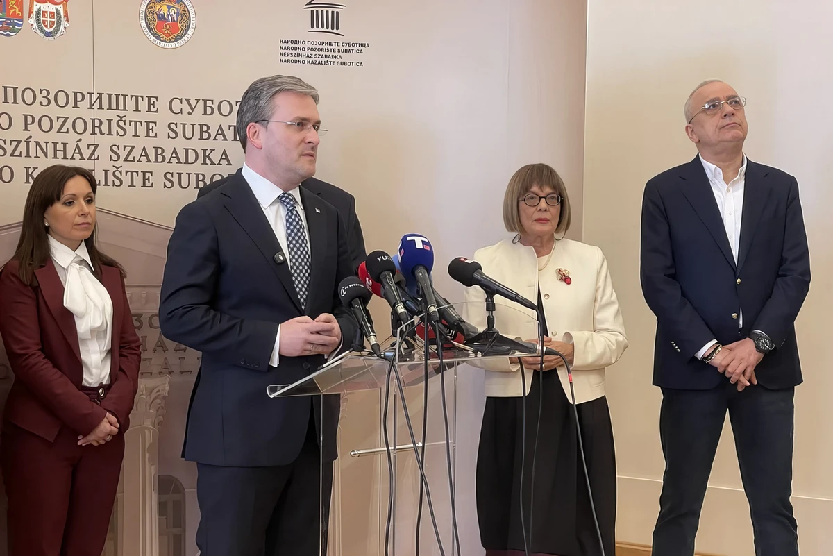 Átadták a Szabadkai Népszínház felújított épületének egy részét 3 Nikola Selaković kultúrminiszternek a Szabadkai Népszínházról is Aleksandar Vucic "nagyszerűsége" jut eszébe