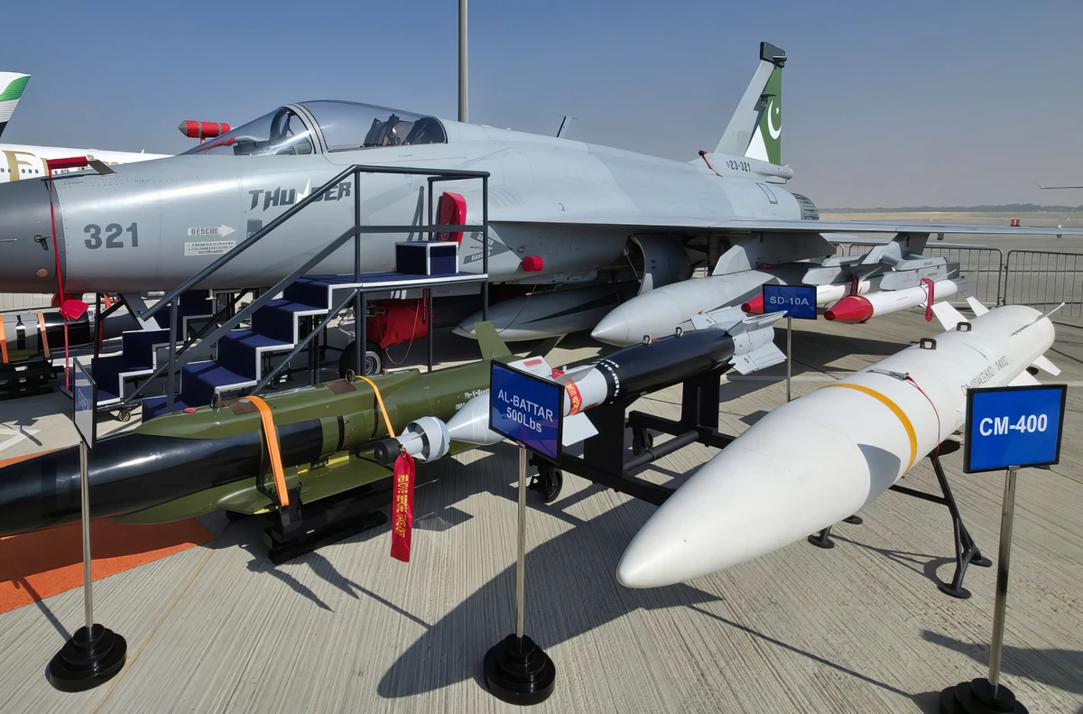 A CM-400-as rakéta, és a pakisztáni Thunder, amelyről indították az India elleni háborúban