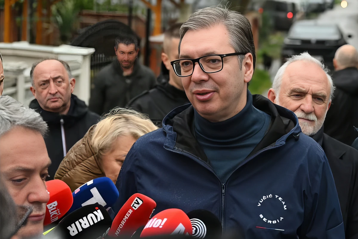 A Bertelsmann-jelentés szerint Szerbia már autokrácia 3 A szerb elnök lassan új ruhamárkát is bevezet: Vučić Team Serbia. Lehet, hogy ez lesz az autokratikus rezsimjének az egyenruhája?