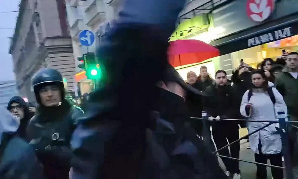 Ismét erőszak, ezúttal Belgrádban. A rendőrök és a velük együtt tevékenykedő verőlegények megint diákokat bántalmaztak. A szerb elnök azt ígérte, hogy mindenki felelni fog, aki a rendőrökre támadt