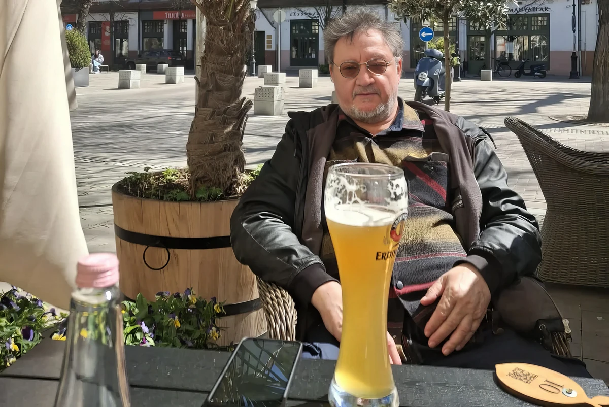 További fél gondolatok a szomszéd vendéglő mediterrán utcai frontján, idegenek sörével, szerzőnk a pálmafa alatt