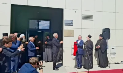 Dušan Bajatović a konzulátus tiszteletbeli konzulja lerántotta a leplet, és ezzel megnyitotta a diplomáciai képviseltet