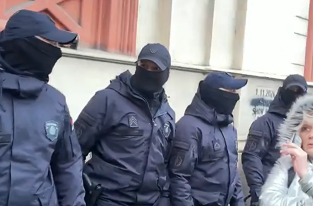 A szerb rendőrállam le akar számolni a szabad gondolattal 3 "Burkát" viselő férfiak a rektorátus épülete előtt, a maszkos alakok nem feltétlenül rendőrök, lehetnek akár bérhuligánok is