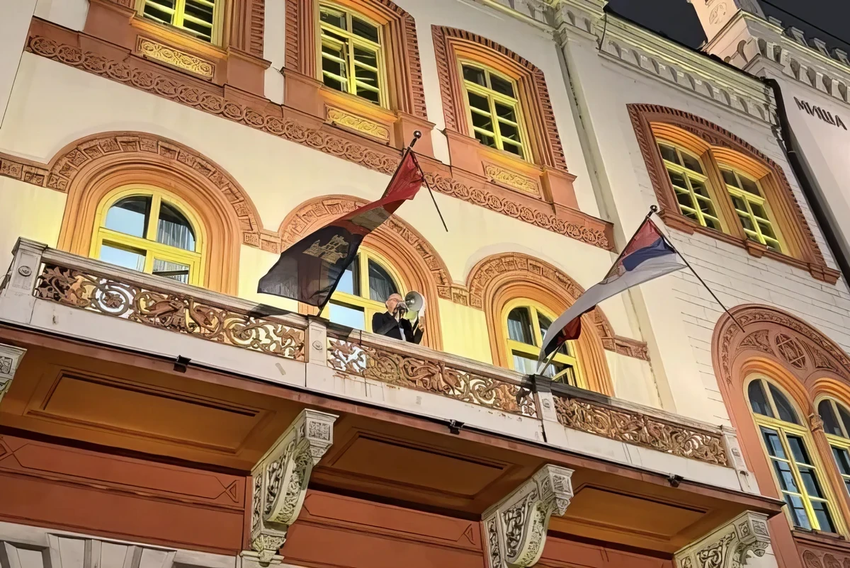 A szerb rendőrállam le akar számolni a szabad gondolattal 4 Vladan Đokić, a belgrádi egyetem rektora beszédet mond a rektorátus erkélyéről (Forrás: Naš portal)