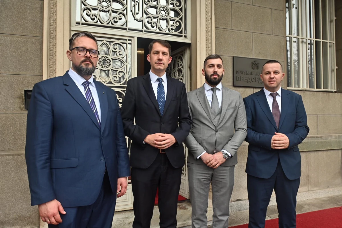 Vučić szimulálja a demokráciát, még van, aki szóba áll vele 2 Ők még elmentek az elnökhöz, de azért már megpróbálnak helyezkedni. A VMSZ négyesfogata a szerb elnöki palota előtt