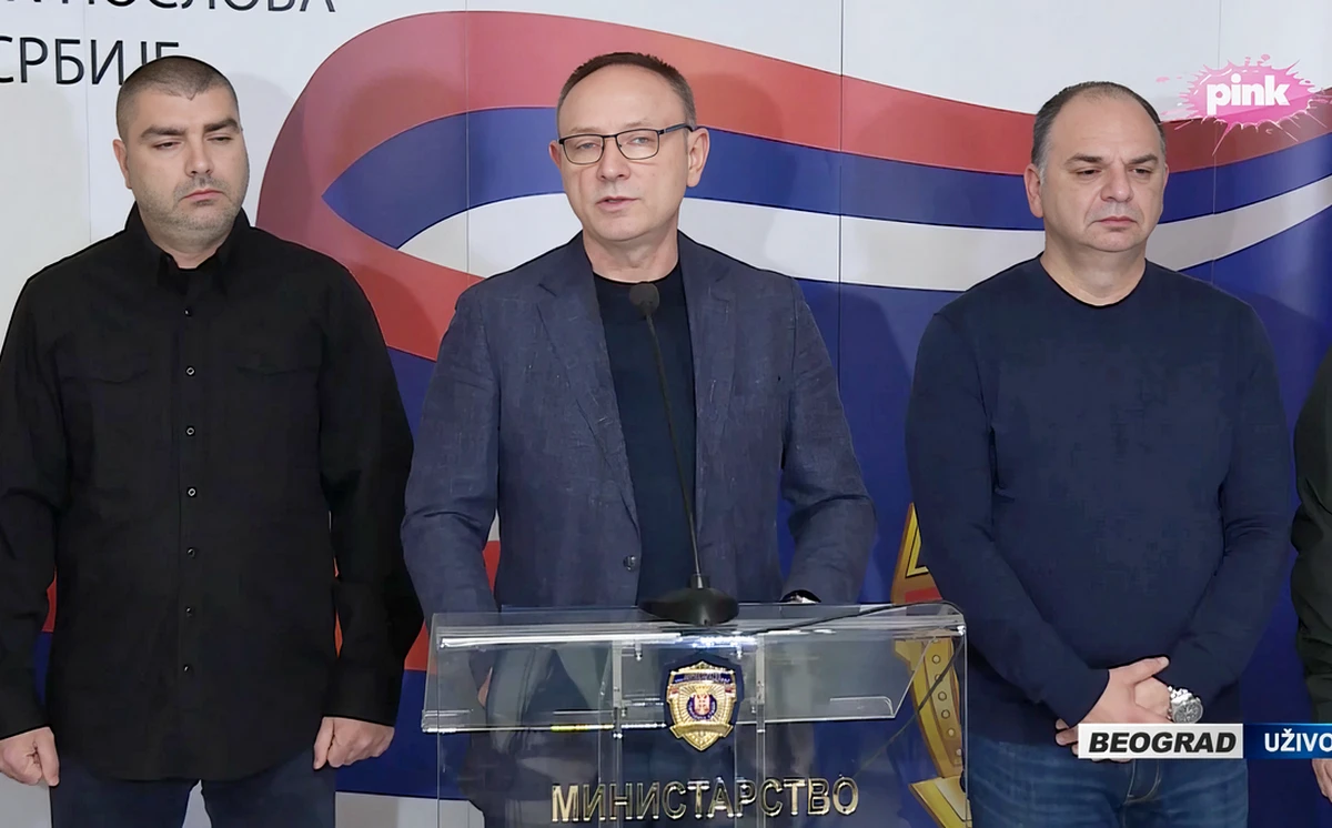 A szerb rendőrállam le akar számolni a szabad gondolattal 2 Dragan Vasiljević, a szerbiai rendőrség igazgatója az esti órákban bemutatta, hogy mi mindent "talált" a rendőrség a rektorátus átvizsgálása során