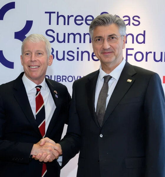 Az Egyesült Államok egyre határozottabban építi ki befolyását Közép- és Kelet-Európában. Chris Wright és Andrej Plenković kézfogása Dubrovnikban