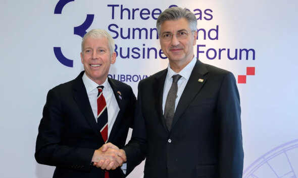 Az Egyesült Államok egyre határozottabban építi ki befolyását Közép- és Kelet-Európában. Chris Wright és Andrej Plenković kézfogása Dubrovnikban