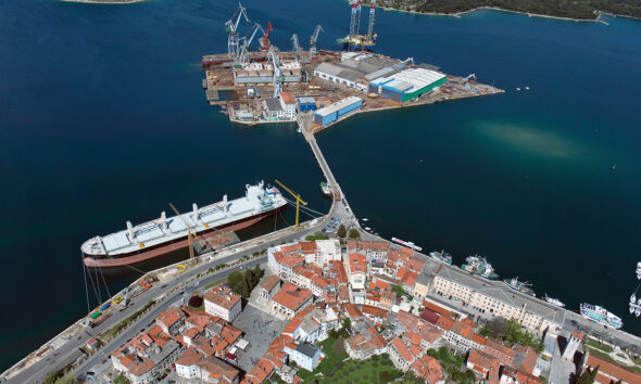 Miután Pola az Osztrák–Magyar Monarchia fő háborús kikötőjévé vált, 1848-ban megkezdődött az Arzenál építése