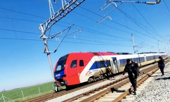 A vasutasok is biztonságosan elhagyták a "süllyedő vonatot" a Budapest-Belgrád vonalon (Forrás: Facebook)