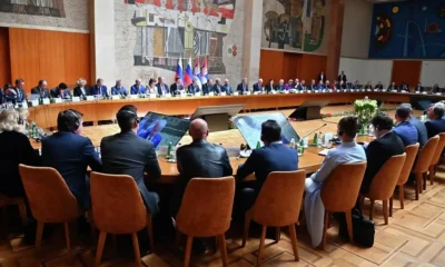 Moszkva és Belgrád közös álma: a plenáris ülésen annyian voltak, hogy élő televíziós közvetítésben nézték egymást (Forrás: Szputnyik)