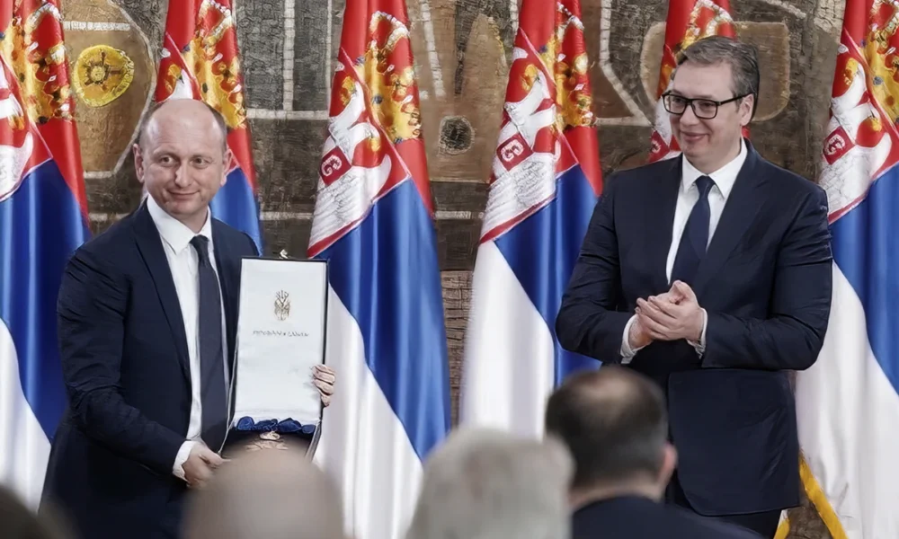 A szerb elnök 2022-ben a a Szerb Zászlórend első fokozatú kitüntetését adományozta Milan Kneževićnek, a montenegrói Demokratikus Néppárt elnökének