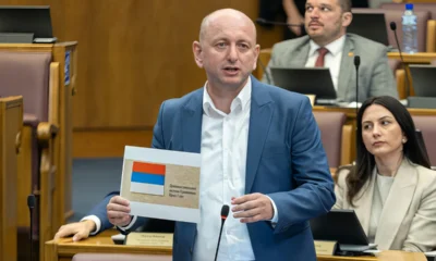 Milan Knežević először mutatta meg nyilvánosan azt a trikolórt, amelynek kitűzését követelik. A színek sorrendje ugyanaz, mint a szerb zászlóban, és maga a zászló teljesen ugyanaz, mint a boszniai szerbeké