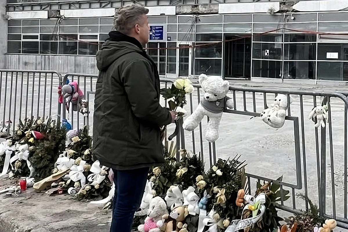 Magyar győzelme reményt adhat a szerb ellenzéknek 2 Magyar Péter az újvidéki vasútállomásnál 2025 februárjában