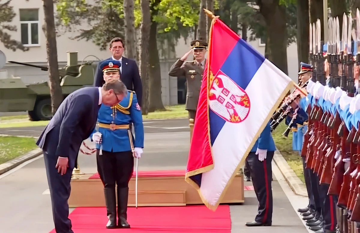 Vučić robotizálná a hadsereget a régi retorikák mentén 2 A látvány is fontos, a szerb elnök a belgrádi Banjica 2 laktanyában