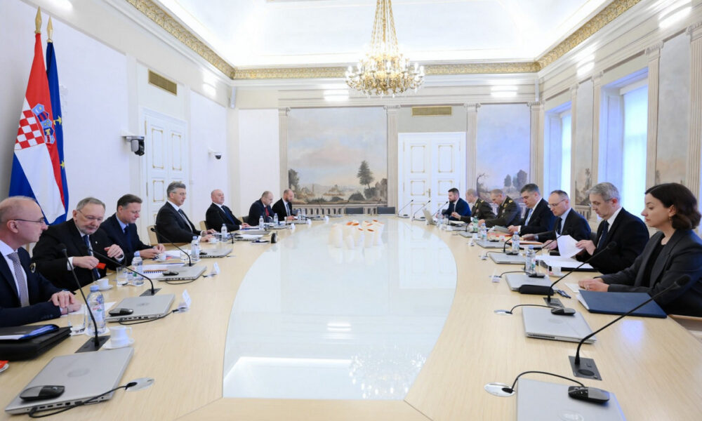 A horvát kormánynak is van nagy asztala, nemcsak Putyinnak. Csak a horvátoknál a terem egy kicsit szűk