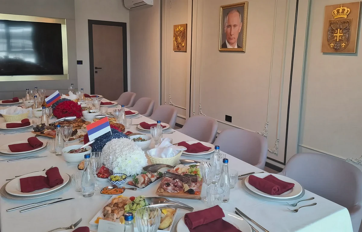 Orosz tiszteletbeli konzulátus nyílt Újvidéken, szelektív nyilvánosság 5 A megnyitó Putyin elnök gazdagon terített asztallal várta a résztvevőket, hozzá kell fohászkodni