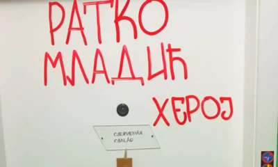 Piros filccel írt üzenet a Cservenák család ajtaján