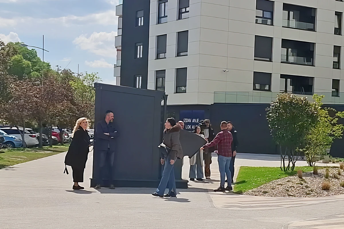 Orosz tiszteletbeli konzulátus nyílt Újvidéken, szelektív nyilvánosság 3 Az N1 tudósítóját, Sanja Kosovićot és operatőrét civil ruhás rendőrök tartották távol a tiszteletbeli konzulátus megnyitásától