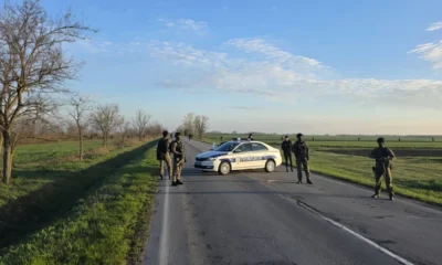 A rendőrség lezárta az utakat a térségben, a háttérben elhaladó csővezetéknél folyik a vizsgálódás