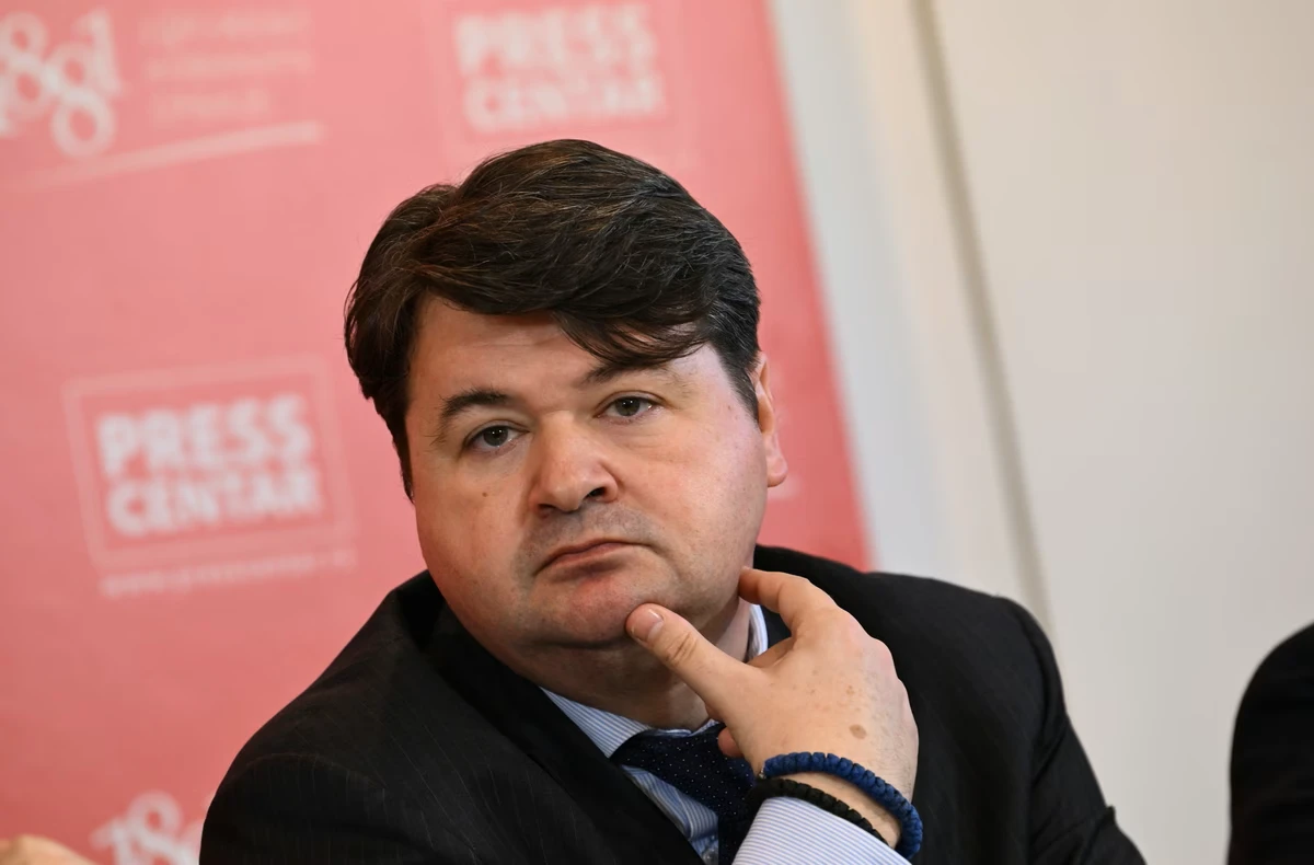 Az N1 televízió idomítása, aztán majd következnek a többiek is 4 Vladan Petrov, a szerbiai Alkotmánybíróság elnöke tegnap kijelentette a Nova televíziónak adott interjújában, hogy talán jobb lenne, ha nem foglalkozna a 2023-as belgrádi helyhatósági választásokon történtekkel az idei választási vagy a választások előtti évben, ami a választási csalások rejtegetését jelenti