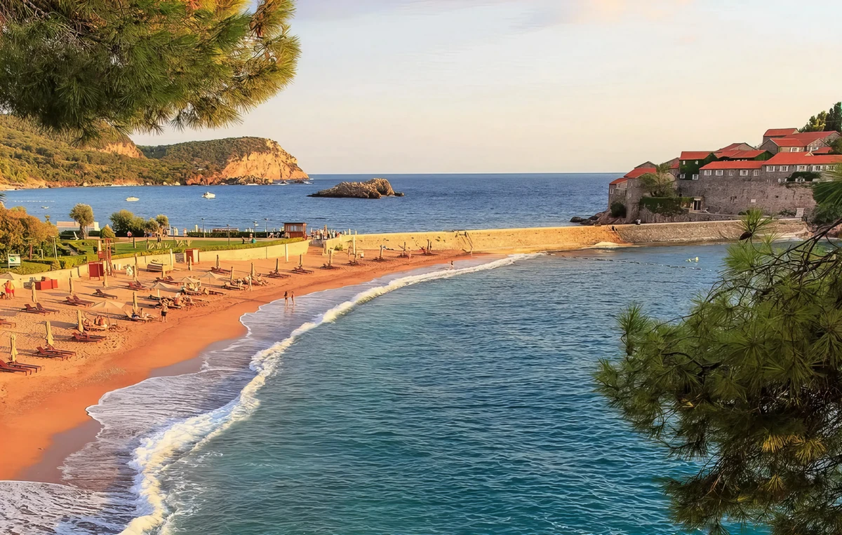 Egyre kevesebb a turista Montenegróban, fogynak a törökök és az oroszok 3 Azért Montenegróban is vannak drága helyek, ezek közül az egyik Sveti Stefan. A montenegrói kormány és az Aman között zajló szerződéses vita miatt azonban a sziget teljesen le van zárva a turisták elől, csak a strand egy része használható