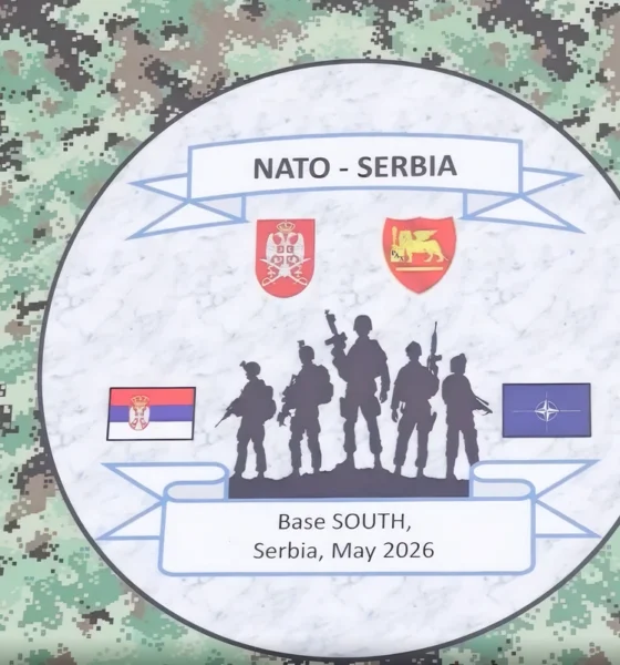 A NATO és Szerbia közös hadgyakorlatának emblémája a Jug katonai bázison - Belgrád hivatalosan továbbra is semleges, most azonban úgy csinál, mintha egyre szorosabbra vonná kapcsolatait a szövetséggel