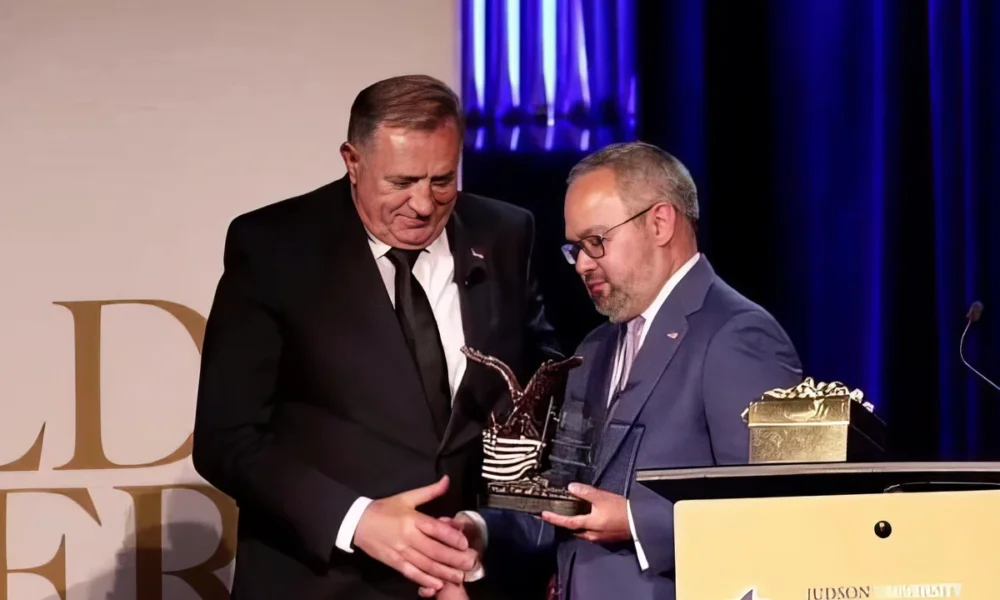 Dodik a demokrácia-díj átvételének pillanatában, aki átadja: Mark Vargas (Forrás: X platform, Milorad Dodik)
