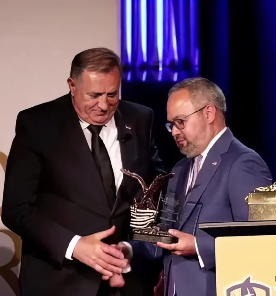 Dodik a demokrácia-díj átvételének pillanatában, aki átadja: Mark Vargas (Forrás: X platform, Milorad Dodik)