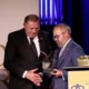 Dodik a demokrácia-díj átvételének pillanatában, aki átadja: Mark Vargas (Forrás: X platform, Milorad Dodik)