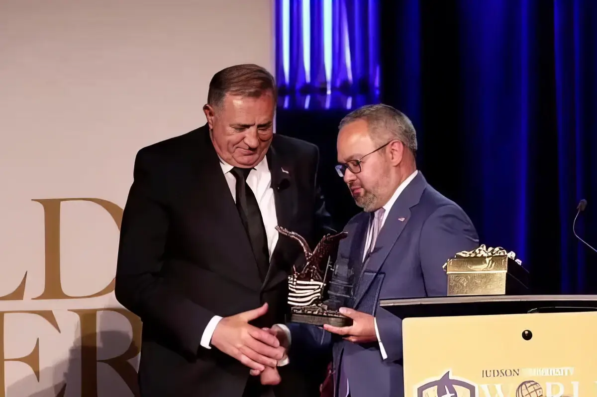 Dodik a demokrácia-díj átvételének pillanatában, aki átadja: Mark Vargas (Forrás: X platform, Milorad Dodik)