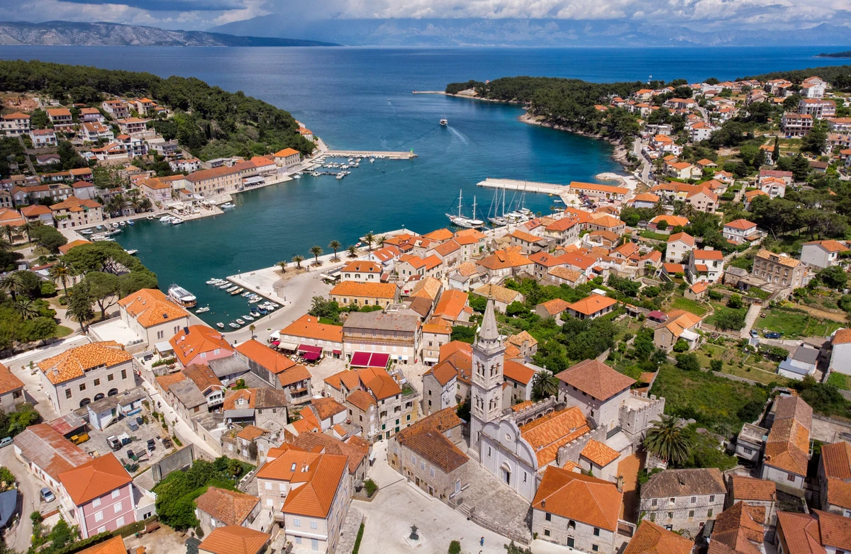 A szerbiai turisták körében Görögország a favorit 5 Jelsa, Hvar