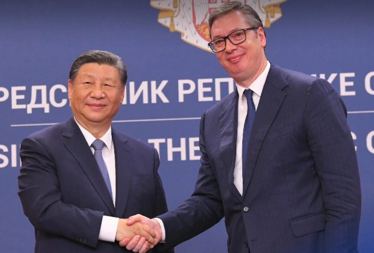 A  szerb elnök hamarosan Kínában utazik. Ő maga jelentette be, hogy Hszi elnök egy hónapon belül fogadja Vlagyimir Putyint, Donald Trumpot és őt. A "Nagy Trojkát"