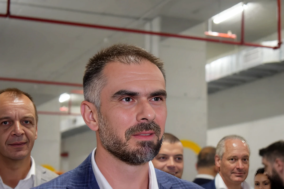 Žarko Mićin úividéki polgármester azt mondta  az Insajder hírportálnak, hogy a Szerbiai Vasúti Infrastruktúra szerint az újvidéki pályaudvar központi szárnyainak felújítását még nem kezdték meg, mert az Újvidéki Főügyészség a vádirat teljes megerősítéséig nem engedélyezi a helyszínekre történő belépést (Kép forrása: RazglasNews)
