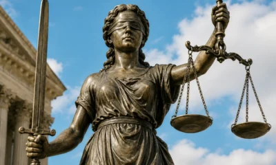 Az igazságügyi paloták előtt vagy ezek előterében sűrűn feltűnik egy bekötött szemű, egyik kezében mérleget, a másikban pallost szorongató római hölgy szobra, a régi római értelemben. Esetünkben Iustitia jobb kezes, de vannak balkezes ábrázolások is. Mit jelent ez Hernádi Zsolt esetében? (A kép illusztráció)