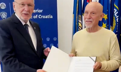 Horvátország megadta az állampolgárságot John Malkovich horvát származású színésznek, de nem adta meg a módját. Malkovich ott üldögélt egy asztalnál, bejött Davor Božinović belügyminiszter, váltottak néhány szót, Malkovich aláírt valamit, majd a kezébe nyomták a "diplomát", és ennyi. Semmi ünnepélyesség